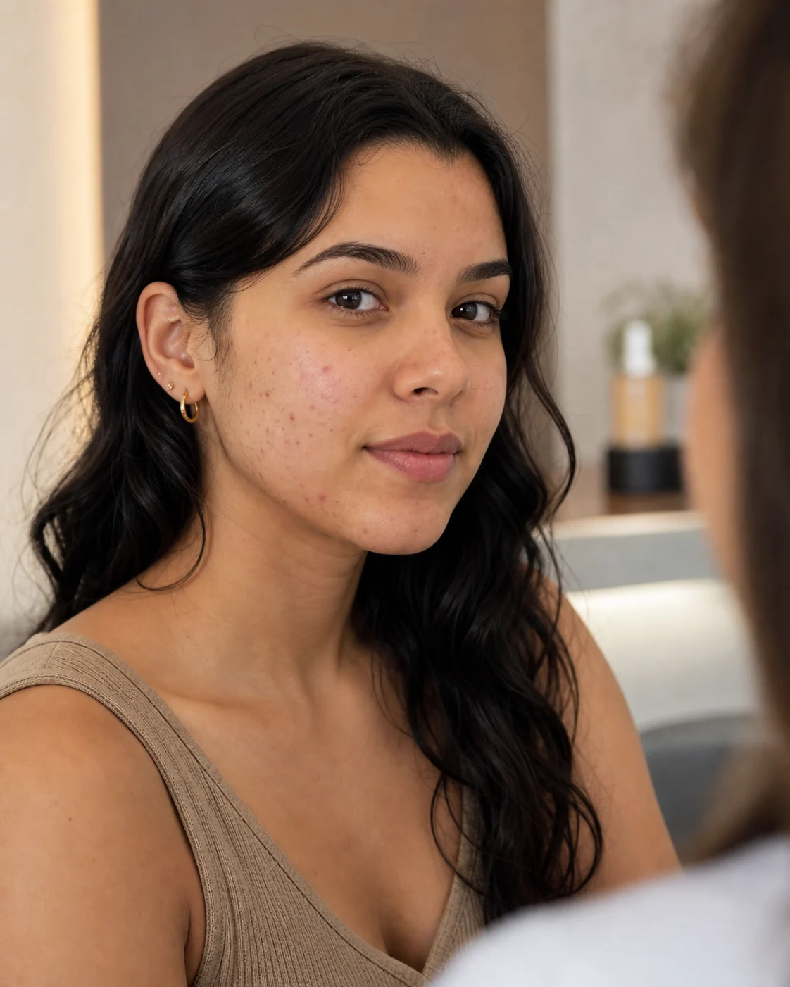 Paciente adulta jovem com acne em consulta dermatológica